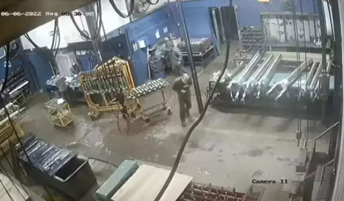 [Vídeo] Homem é morto dentro de empresa por chefe após café fora do horário
