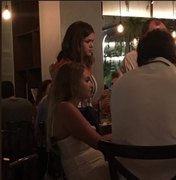 Maísa ajuda garçom em restaurante traduzindo pedidos de clientes