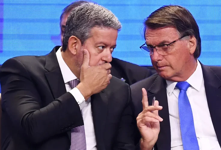 Arthur Lira vai definir se anistia a Bolsonaro será pautada na Câmara dos Deputados