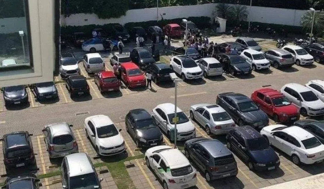 Casal é encontrado morto dentro de carro estacionado em shopping
