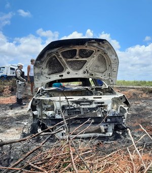 Carro pega fogo após colisão em Jequiá da Praia; vereador fica ferido