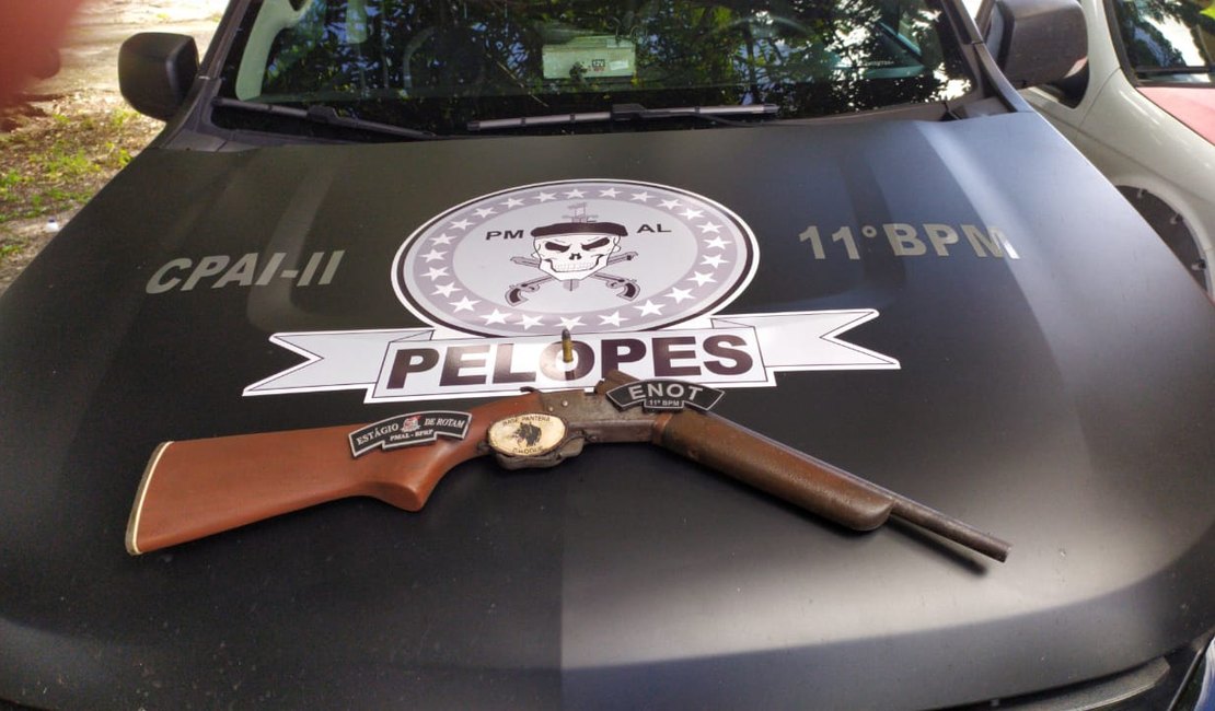 Mãe e filhos são presos acusados de posse ilegal de arma, em Penedo