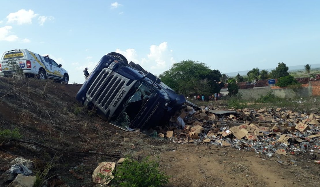 Caminhão carregado com cachaça tomba em trecho da AL-115, em Igaci