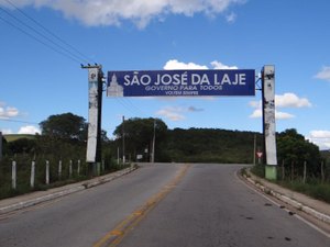 Tombamento de carreta deixa vítima fatal em São José da Laje