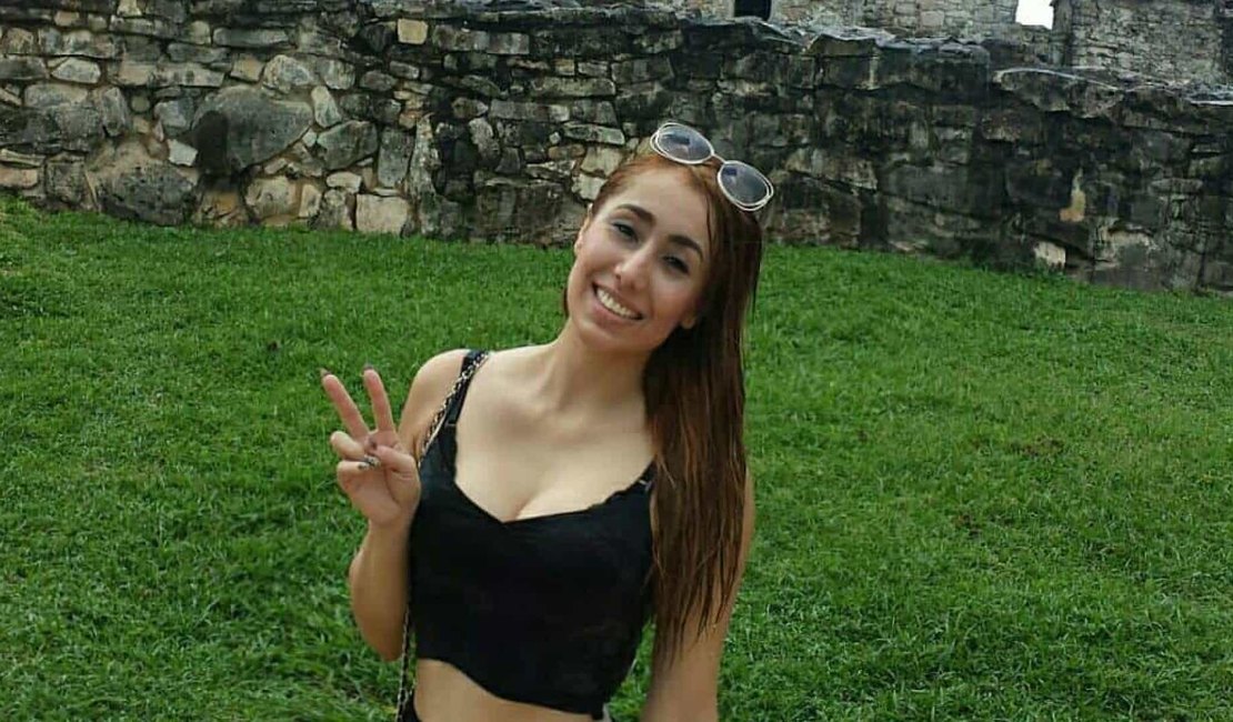 Modelo mexicana morre após ser submetida a duas cirurgias plásticas