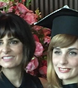 Fernanda Abreu comemora formatura da filha: 'Viva Sofia!'