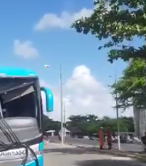[Vídeo] Ônibus colide contra árvore ao desviar de veículo em Maceió