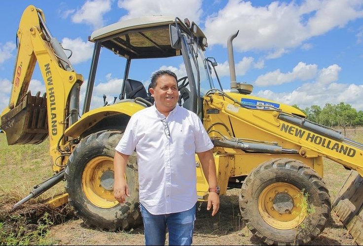 Prefeito é acusado de abandonar agricultores e oposição faz aração de terra em Minador do Negrão