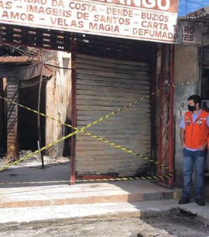 Lojas do Mercado da Produção destruídas em incêndio são vistoriadas pela Defesa Civil