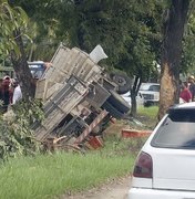 Motorista perde controle e colide com caminhão em árvore em Maceió 