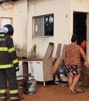 Incêndio é registrado em residência no conjunto Brivaldo Medeiros em Palmeira dos Índios