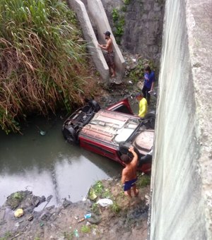 Carro cai em córrego e deixa feridos na Ladeira da Moenda, em Maceió