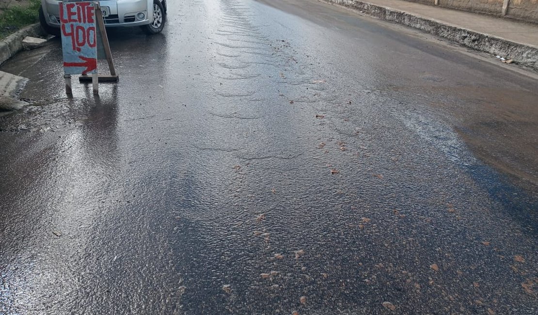 [Vídeo] Vazamento de água danifica asfalto em avenida do bairro Baixão