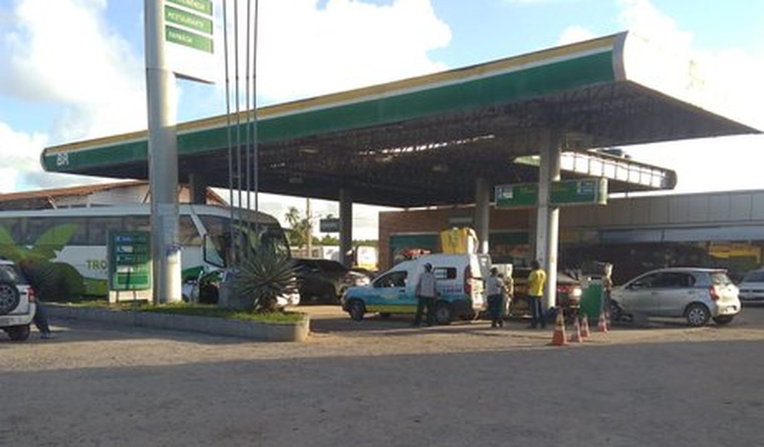 Ônibus bate em caminhonete estacionada em posto de combustíveis na cidade de Maragogi