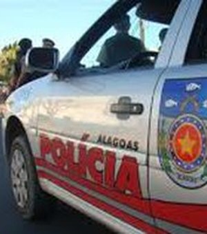 Dupla armada invade casa e rouba veículo em Arapiraca