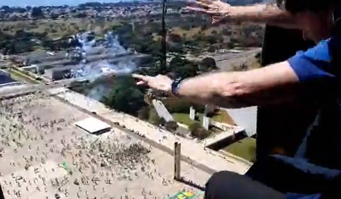 Bolsonaro usa helicóptero para sobrevoar manifestação na Esplanada contra STF e Congresso