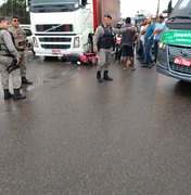 [Vídeo] Colisão traseira entre carreta e motocicleta deixa um ferido em Arapiraca 