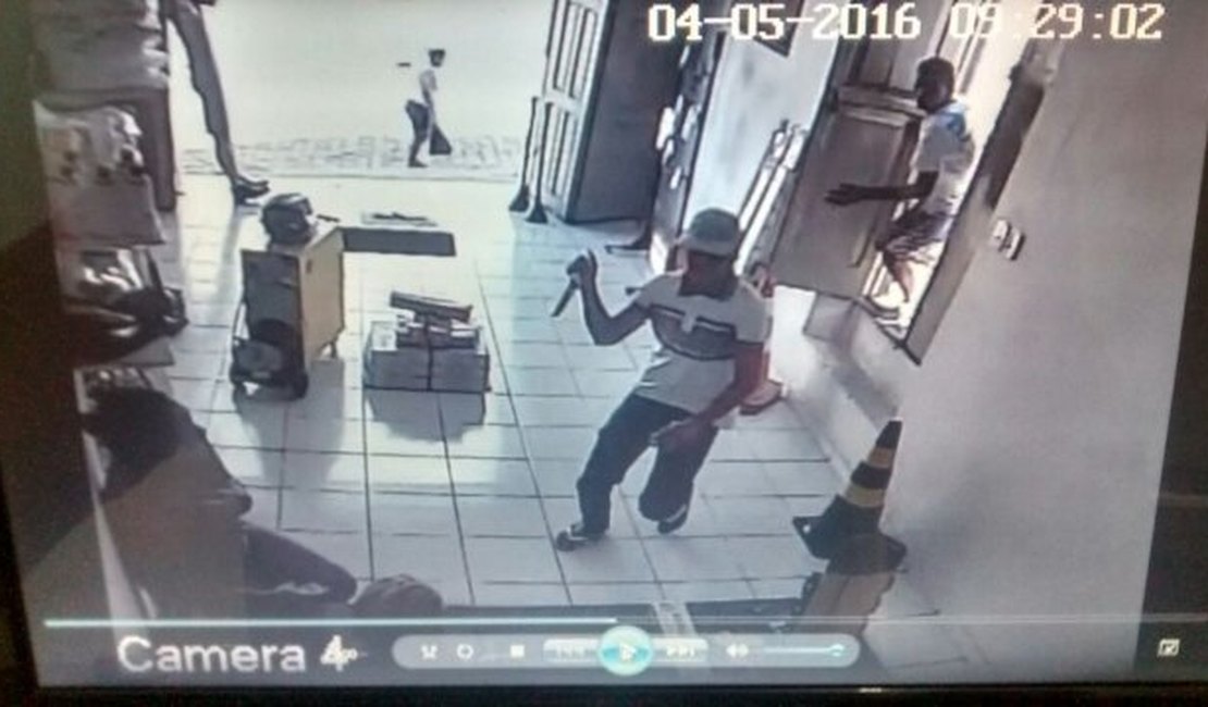 Armados, homens invadem loja e levam dinheiro e celulares