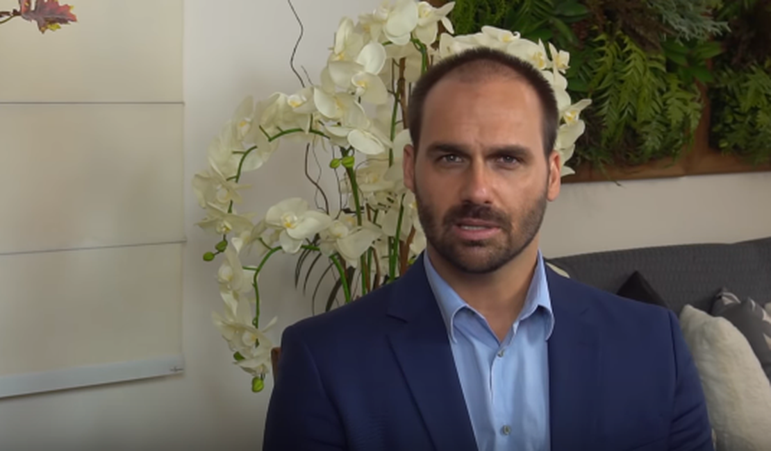 Filho de Bolsonaro compartilha fake news para detonar filme Dois Papas