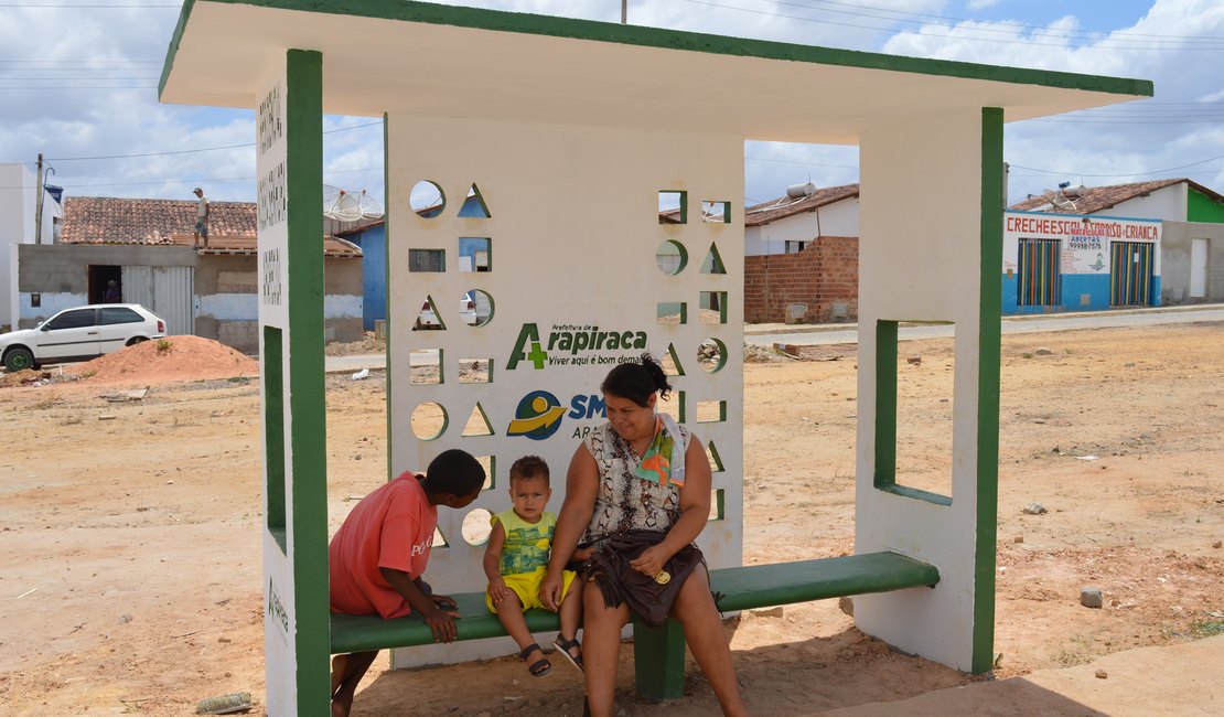 Prefeitura instala 25 abrigos de ônibus em bairros e povoados de Arapiraca   