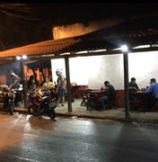 Sem fiscalização, bar descumpre decreto e atende clientes na calçada em Arapiraca