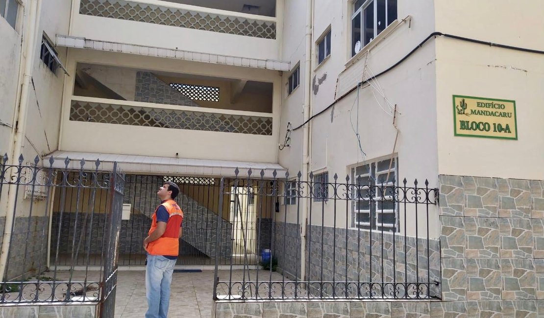 Defesa Civil recomenda isolamento de prédios no Pinheiro, em Maceió