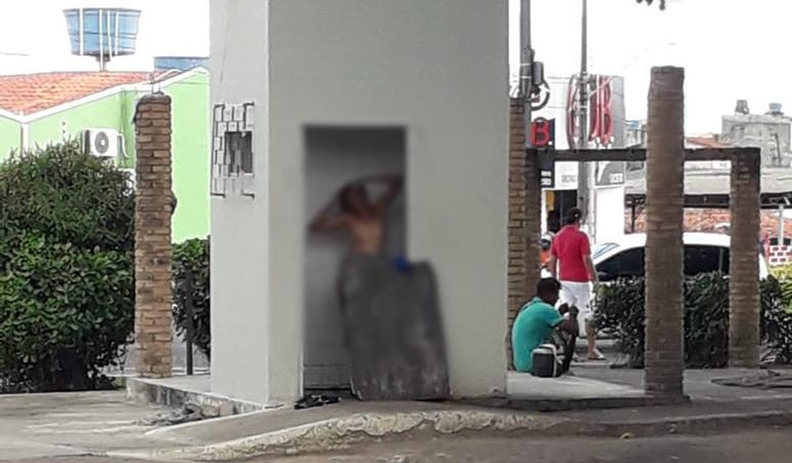 Sem roupa, mulher toma banho em banheiro desativado na praça Lions de Arapiraca