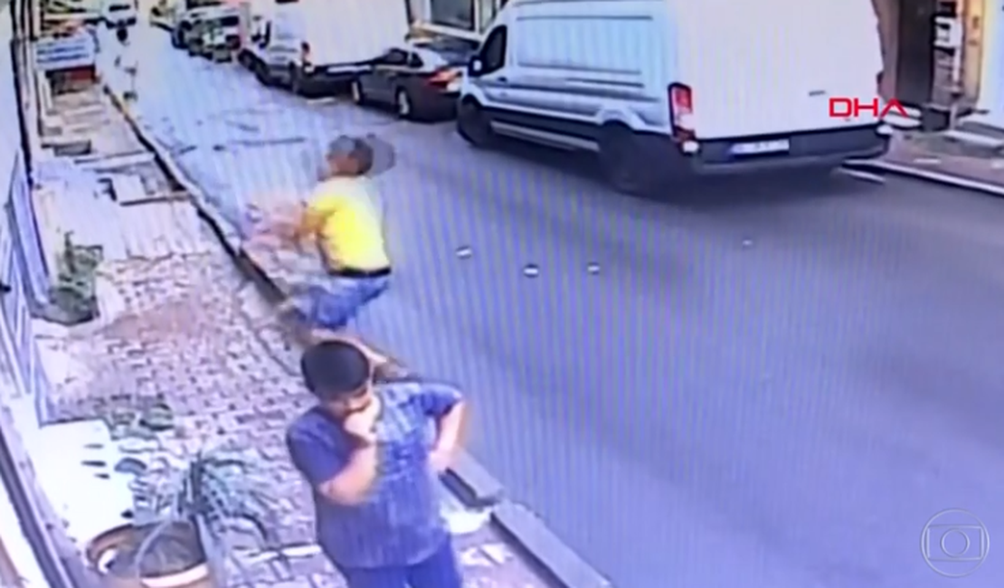 [Vídeo] Jovem salva menina que caiu do segundo andar de prédio