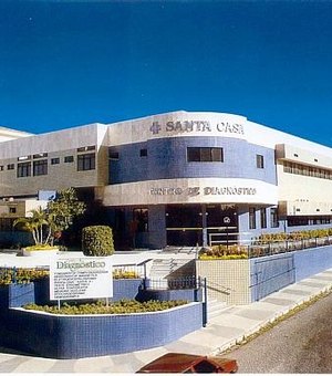 Dez pacientes com suspeita de covid-19 estão internados na Santa Casa de Maceió; um na UTI