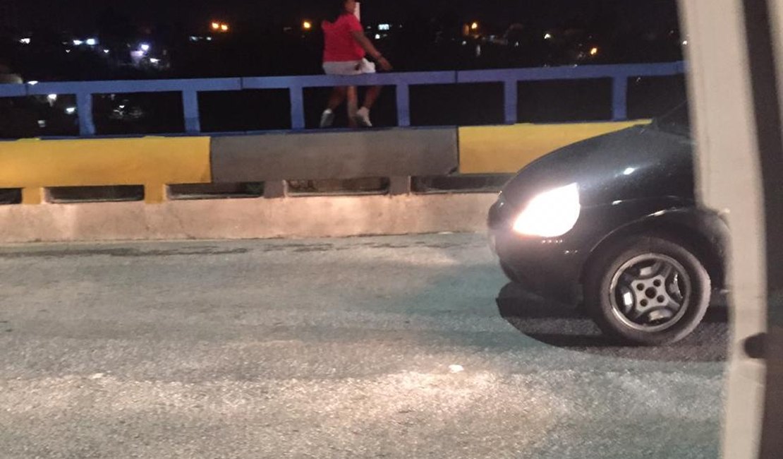 [Vídeo] PM resgata mulher que tentava se jogar da Ponte do Reginaldo