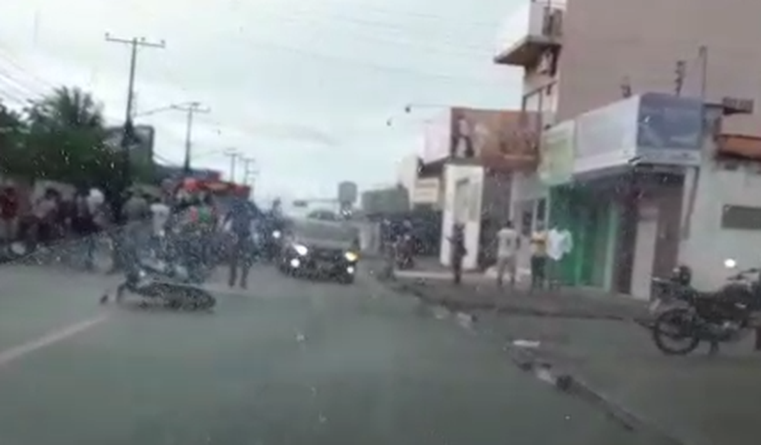 [Vídeo] Ao realizar conversão, motorista  provoca colisão em Arapiraca