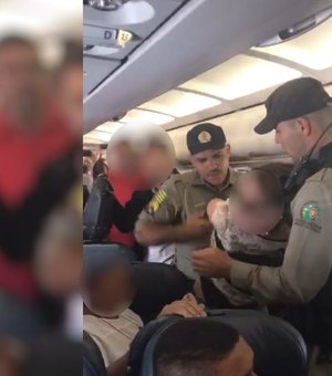 Mulher é retirada à força de avião por se recusar a despachar bagagem