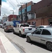 [Vídeo] Caminhões de carga na Rua do Sol causam lentidão no trânsito no Centro de Arapiraca