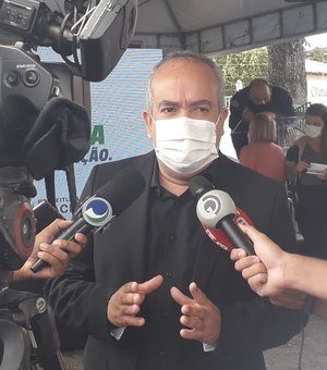 'Se tiver vacina em Maceió, vai para o braço do cidadão', diz Claydson Moura