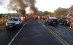 Manifestantes bloqueiam rodovia AL 105 em Matriz de Camaragibe
