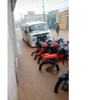 [Vídeos] Águas da chuva invadem ruas do Centro de Jacuípe