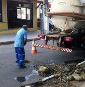 Casal detecta pedras de gordura em rede de esgoto em avenida na Jatiúca