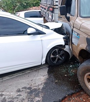 Colisão entre veículos deixa trânsito lento na AL 125 em Olivença