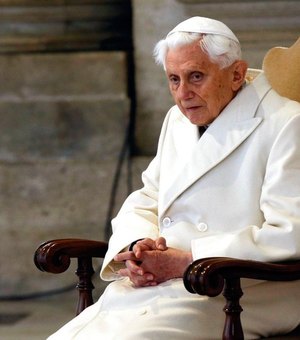 Bento XVI está em situação extremamente frágil, diz imprensa