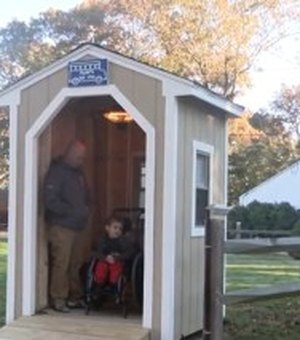 Alunos constroem ponto de ônibus 'adaptado' para criança que usa cadeira de rodas