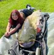 Adolescente de 15 anos fisga peixe de quase 44kg, maior que ela