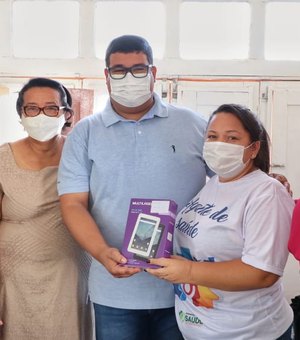 Prefeita de Porto Calvo entrega tablets aos agentes de saúde