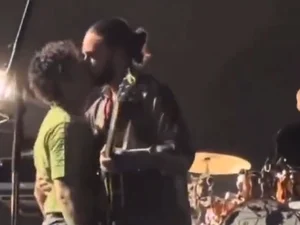 Governo da Malásia cancela festival de música após beijo gay da banda The 1975