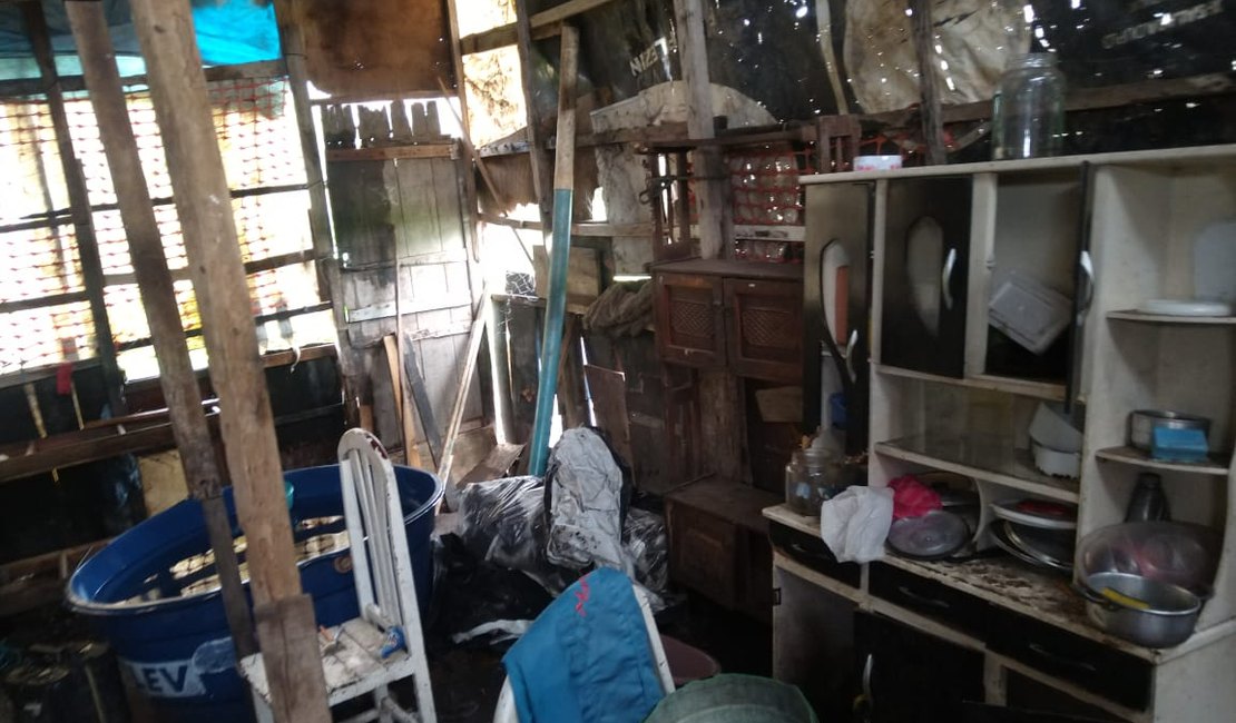 Moradores do antigo lixão sofrem com a falta de estrutura das casas, e cobram soluções
