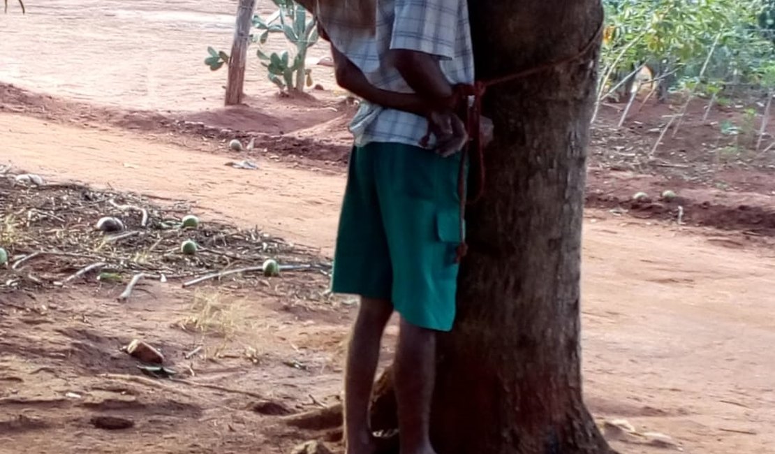 Acusado de estuprar criança de três anos é amarrado em árvore por moradores