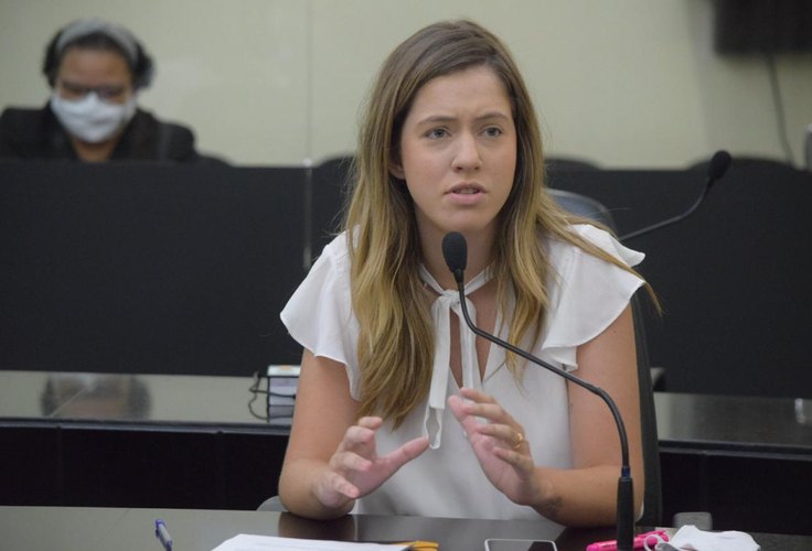 Rojões são lançados contra deputada durante carreata, em Maceió