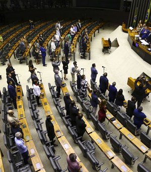 Câmara aprova reajustes salariais para presidente, deputados  e servidores públicos federais