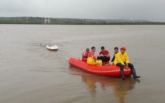 Bombeiros resgatam corpos que estavam na Lagoa Mundaú
