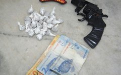 Simulacro de arma de fogo, drogas e dinheiro apreendidos '