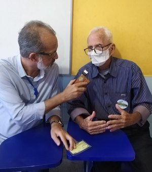 Idoso de 90 anos dá exemplo como mesário voluntário em Maceió